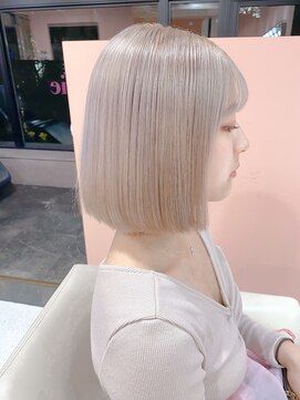 ホワイトベージュ/ボブ/ハイトーンカラー/ブリーチカラー