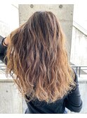 ベージュカラー×バサっとロング/くすみベージュ/細めハイライト