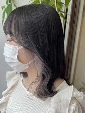 アン(Hair make un) ブリーチ2回必須のホワイトシルバーインナーカラー