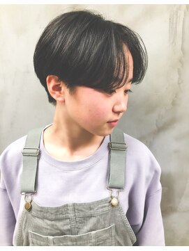 ニイ(nii.) バックをソフトに刈り上げたハンサムショート