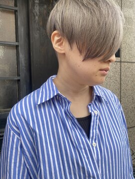 ウィ 立川(Oui) 【Oui!xSEIGO】ハンサムショート×前下がりホワイトシルバー
