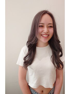 ゼル ビッグアイ(ZELE) グレージュカラーのロングレイヤースタイル