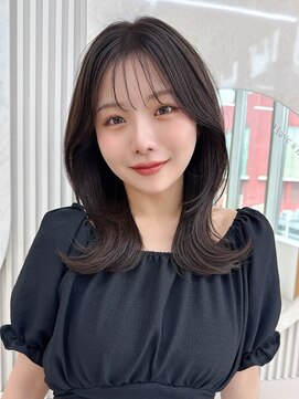 アフロート ディル(AFLOAT D'L) 20代に人気！顔周りの後れ毛がかわいいシャギーレイヤーロング