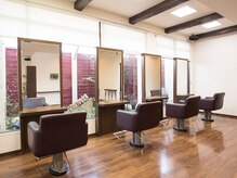 ワイボンドヘアー(Y bond hair)の雰囲気（[カットスペース]陽射しが差し込む明るい店内。）