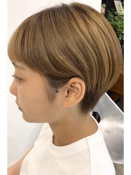 ニーイチイチ(211) 似合わせカットイメチェン刈り上げショートミルクティーベージュ