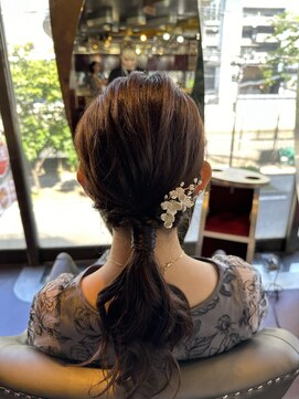 グリッツ (GLITZ) ローポニーテール 結婚式ヘア お呼ばれ