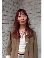 セット(Sete)&nbsp;ワインレッドカラーの動きのあるレイヤースタイル