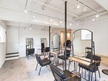 【次も来たくなる居心地の良さ】も人気の理由☆座りやすい椅子とゆったりセット面で施術中も疲れません♪