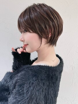 アンド ストーリーズ(&STORIES) 前髪あり耳掛け丸みくびれショートボブ20代30代40代50代（蘭）