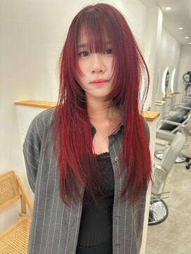 シラフ(SHIRAF) レイヤーカット／ウルフカット／ボルドーカラー／顔周りレイヤー
