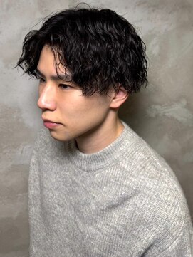 ディスイズバーバーフォース(THIS IS BARBER 4th) 波巻きパーマ センターパート 黒髪 マッシュ
