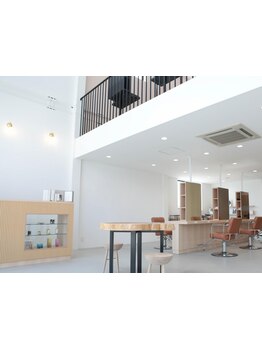 解放感のある店内に、ホッとする空間。細部までこだわりぬかれた上質な空間で特別なひとときを。