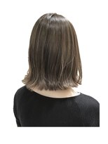 アルム(arum) 切りっぱなしロブ、グレージュヘアカラー