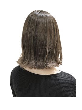 アルム(arum) 切りっぱなしロブ、グレージュヘアカラー。ボブスタイル。