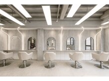 曲線ライトが象徴する唯一無二のデザイン♪