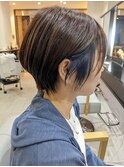ショートボブ×アクセントブルー