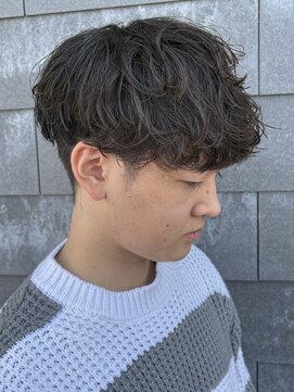 ヒュイル バイ ニアウ(Hwyl by Niau) メンズマッシュセンターパートスパイラルパーマニュアンスパーマ