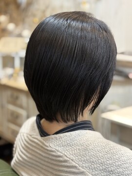 ツヤ感ダークブラウンの大人ショート