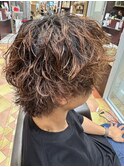 強めスパイラルパーマで作る無造作ウェットマッシュ