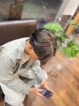 ヘアーワークス ボナ(HAIR WORKS bona.) 大人の男の身だしなみ サラ艶毛流れセンターパート 縮毛矯正