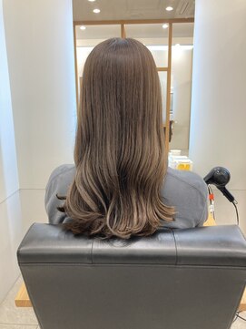 リュクスバトーバイトリコ 船橋南口店(Luxe BATEAU by tricot) オリーブベージュ重ためレイヤー/20代30代40代