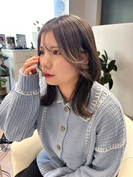 アム(amu) くびれミディアム/グレージュカラー/2wayバング/顔まわりカット