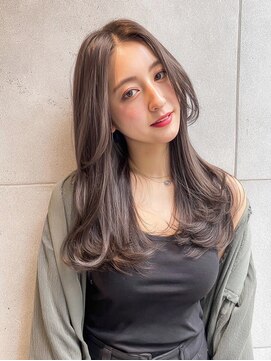 ザ デイ 銀座(The Day) 無彩色グレージュのレイヤースタイル