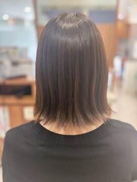 デフィ アオヤマ(defi AOYAMA) まとまり抜群の艶感ストレートミディ