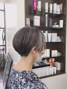 アールトゥーヘアー(art To Hair) グレイヘアとハイライト/似合わせカット/40代50代60代