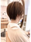 束感ショートベージュカラー耳掛けショート