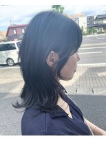 クオリア(Quaria)&nbsp;おくれ毛も可愛いレイヤースタイル