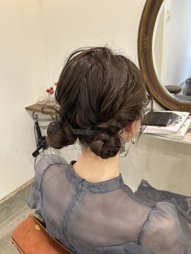 キキ(kiki) 【shiori】ツインお団子ヘアアレンジ