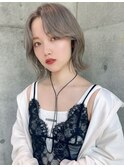 ハイトーンカラーで見せるウェーブヘア