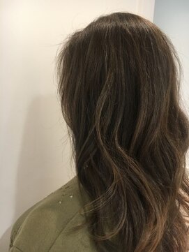 リア(Li'a by neolive) スモーキーマットアッシュハイライトカラー