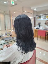 e.m.a プレミアムビューティーサロン 栄駅店(e.m.a PREMIUM BEAUTY SALON)&nbsp;ブルーブラック×波巻きスタイル