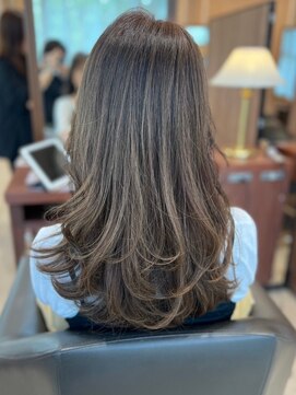 レジナヴィータ 栄(Reginavita) ハイライト　レイヤーカット　外ハネレイヤー　ブラウンカラー