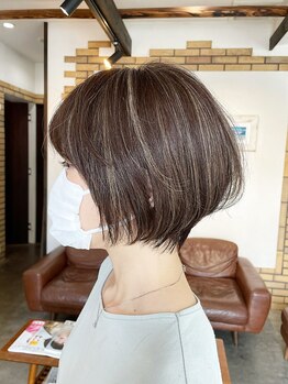 シュシュ(chou chou)の写真/大人女性に人気♪白髪を自然に生かしたハイライトなどで、トレンドと好みに合わせたスタイルに◎