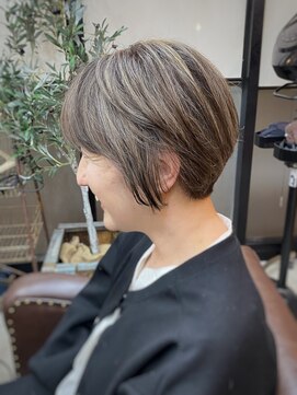 コモレビ(komorebi) 【山本智文】脱白髪染めハイライトショートカット