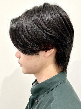 ヒュイル バイ ニアウ(Hwyl by Niau) ニュアンスパーマメンズカットセンターパートスパイラルパーマ