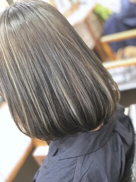 スリー(THREE) ハイライトグレージュボブ