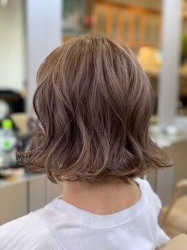 プラグ(Plug) 切りっぱなしボブスタイル透け感ミルクティーベージュト30代