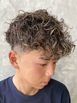 にもう スペインカール　ハイトーンメッシュ　波打ちパーマ　a