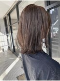 グレージュ切りっぱなしボブ前髪ありミニボブミルクティベージュ