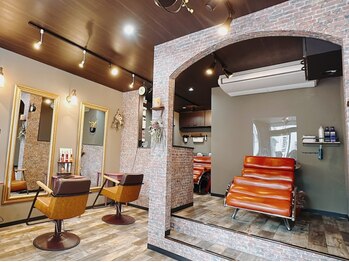 ヘアープラス シュシュ(Hair+ Chou Chou)の写真/親しみやすいスタッフとあたたかさを感じるレンガ調のアットホームな店内で心身ともにリラックス◎