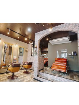 親しみやすいスタッフとあたたかさを感じるレンガ調のアットホームな店内で心身ともにリラックス◎