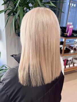 アウラ(AURA) 盛岡駅ブリーチカラーハイトーンカラー顔周りレイヤーカット◆