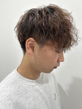 ヒュイル バイ ニアウ(Hwyl by Niau) メンズマッシュパーマ波巻スパイラルパーマニュアンスパーマ眉毛