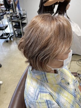 スレッド(SRED) 明るく染まる白髪染めショートボブスタイル