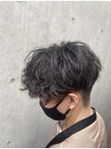 前下がり横顔シルエット無造作メンズパーマ