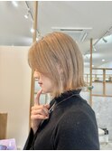 ブロンドベージュ×ぱつっとミニボブ